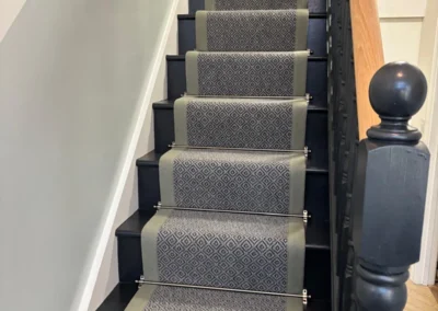 diamond-pattern-dark-color-stair-runner-on-curved-stairs